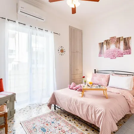 Sofi's Flat In The Center, 5min To The Sea Апартаменты Каламата