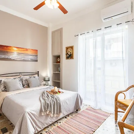 Sofi's Flat In The Center, 5min To The Sea * Каламата